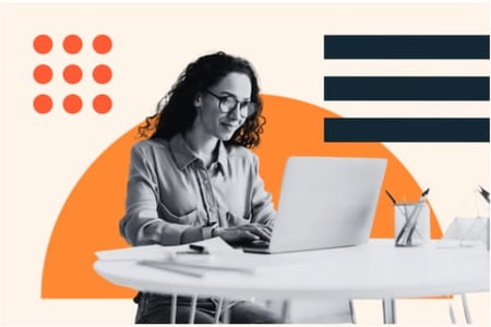 mujer usa CRM para entender comportamiento del cliente