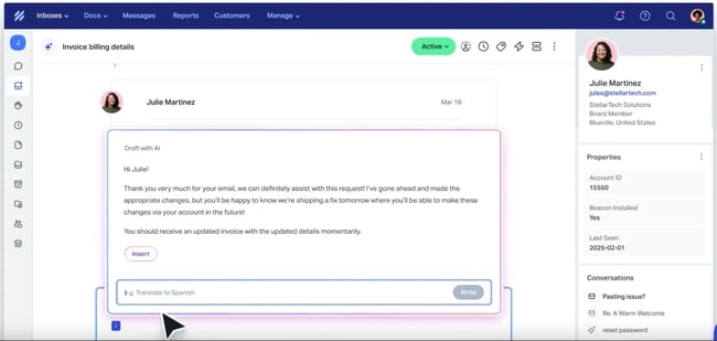 El software de servicio al cliente para empresas Help Scout muestra una bandeja de entrada con un intercambio de correos sobre la actualización de los datos de facturación de una factura con un cliente. Un agente está respondiendo.