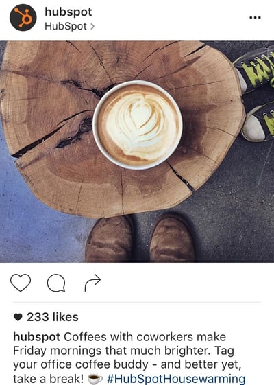 Pie de foto en Instagram de HubSpot con llamada a la acción para etiquetar un amigo en los comentarios