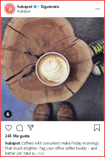 Pie de foto en Instagram con llamada a la acción de HubSpot: etiqueta a tu compañera de café